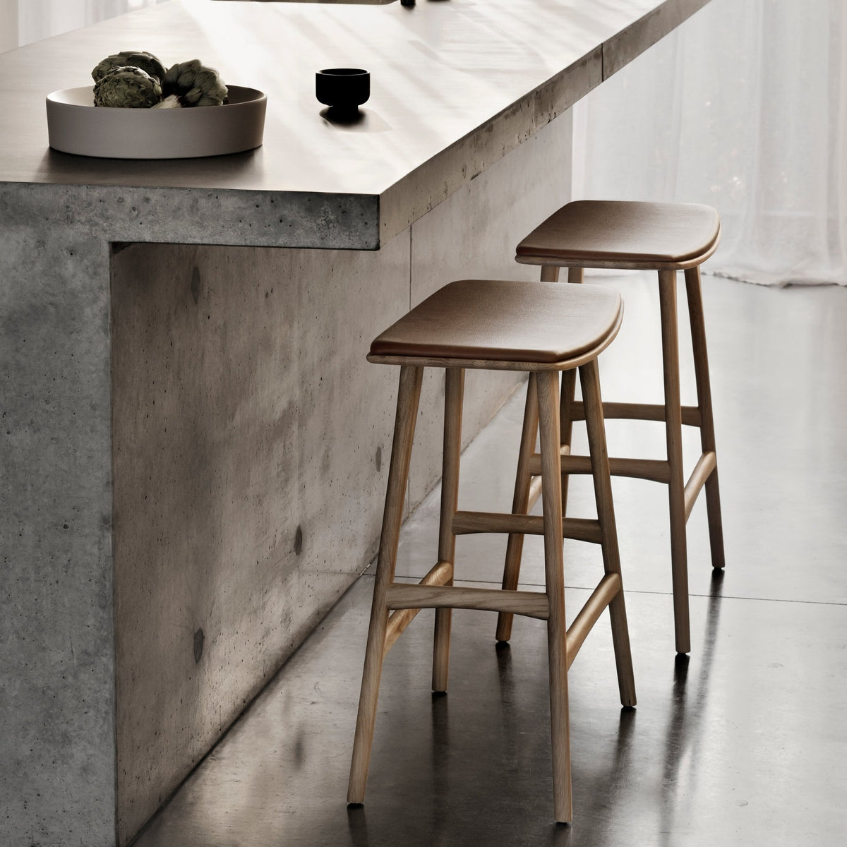 Osso Counter Stool - Varnished Oak - Cognac Leather