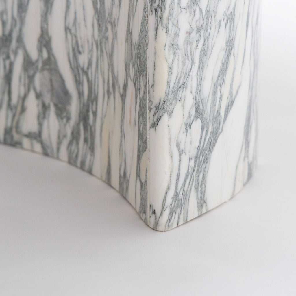 Amiri Dining Table - Arabescato Marble - Oval Dining Tables Loom Collection Loom Collection Dubai