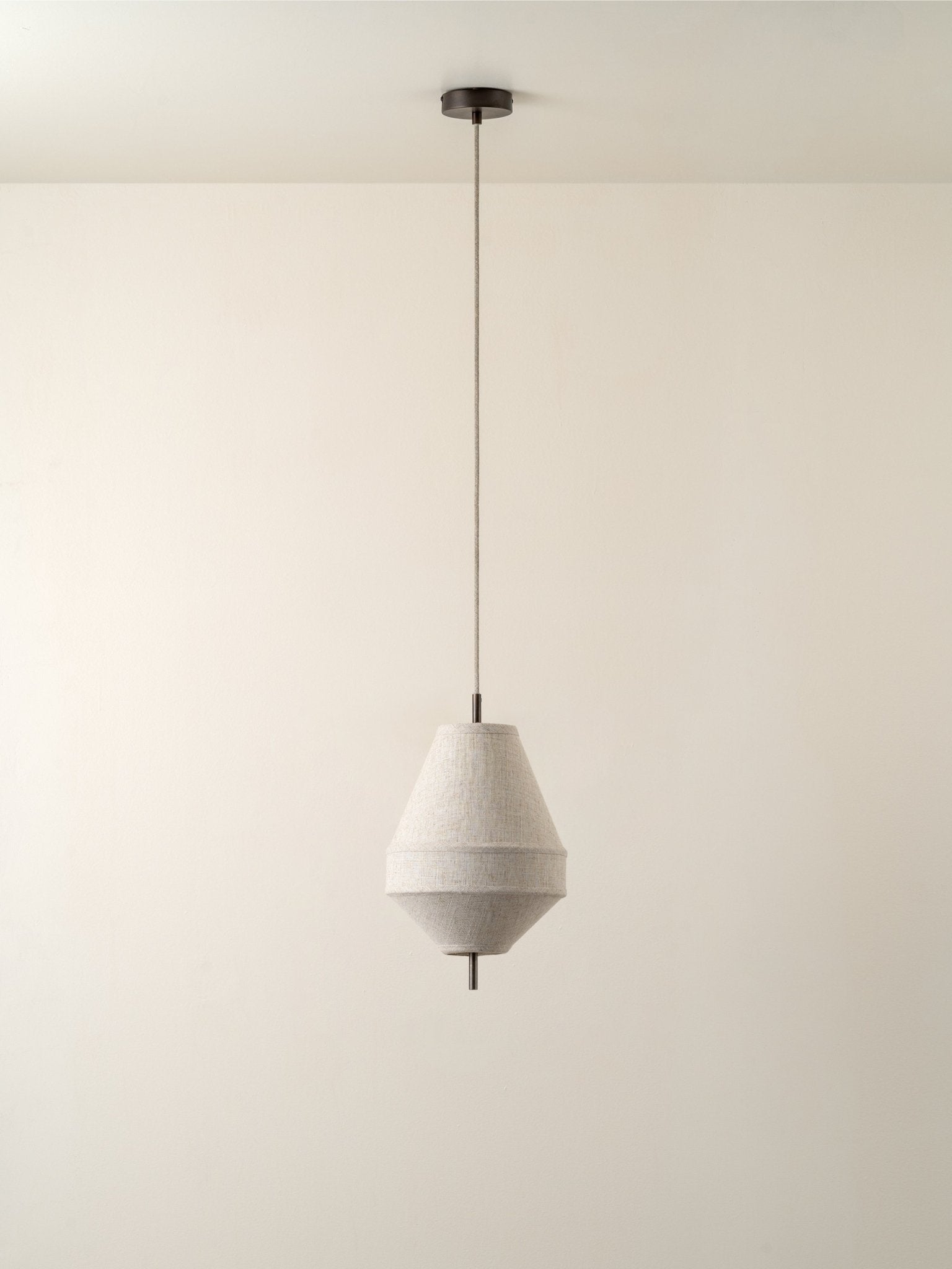 その他 Light of Sol CF Solara - Small Dark Bronze And Layered Natural Linen Pendant